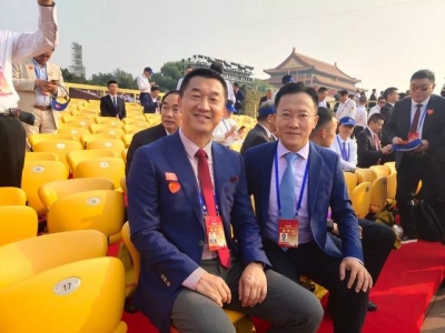 青島佑興集團(tuán)董事長(zhǎng)陳松、副總裁潘景健受邀赴京參加國(guó)慶閱兵觀禮